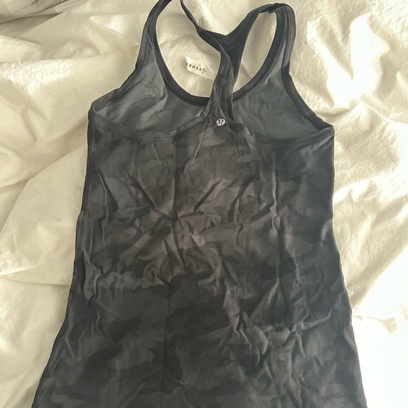 Camisole lululemon camo. Neuves .Tissu respirant et confortable. Moulant - Picture 4 of 6